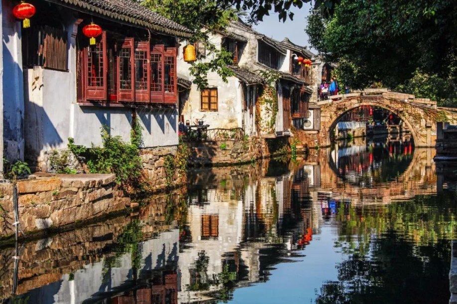网友之前去买烤冷面时阿姨还在备考,半年后再次去吃阿姨考试已过,竟还要备战“二建”